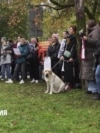 "Это было убийство!" В Латвии протесты после того, как охотник застрелил трех чужих собак